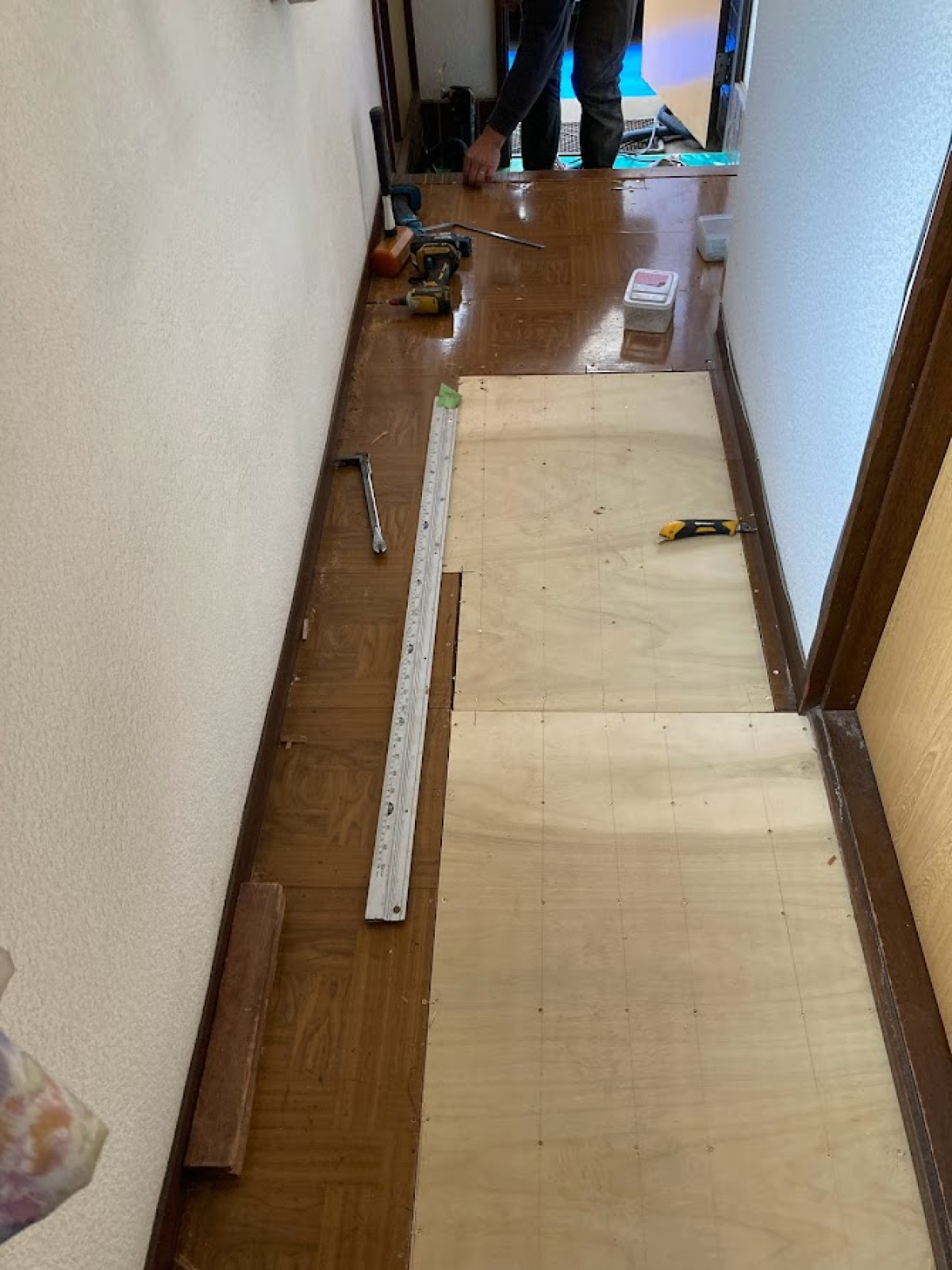 特に傷んでいる部分を構造用合板で補修をしました。