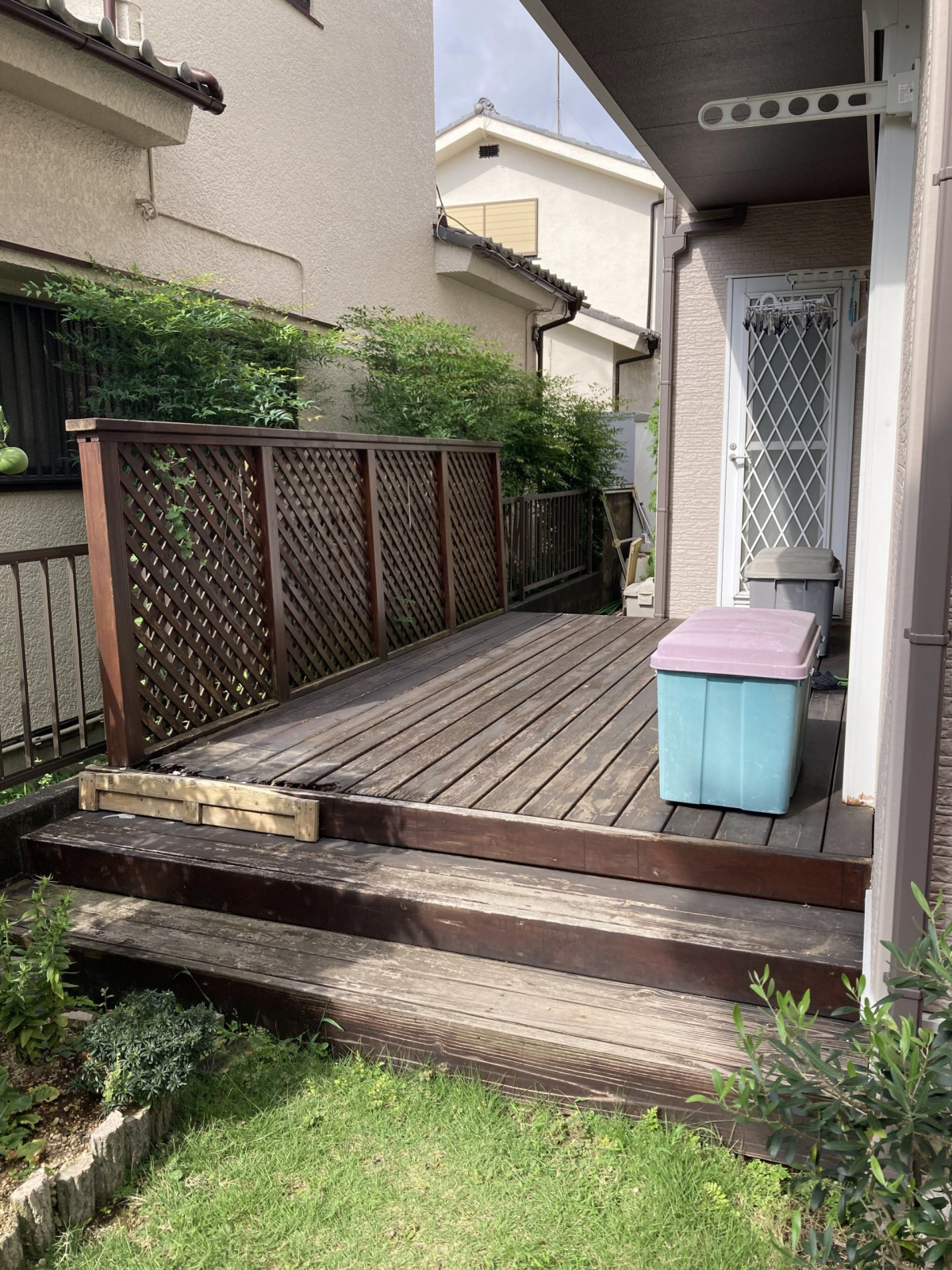 施工前１　既存のウッドデッキはところどころ腐って穴が開いていました																											