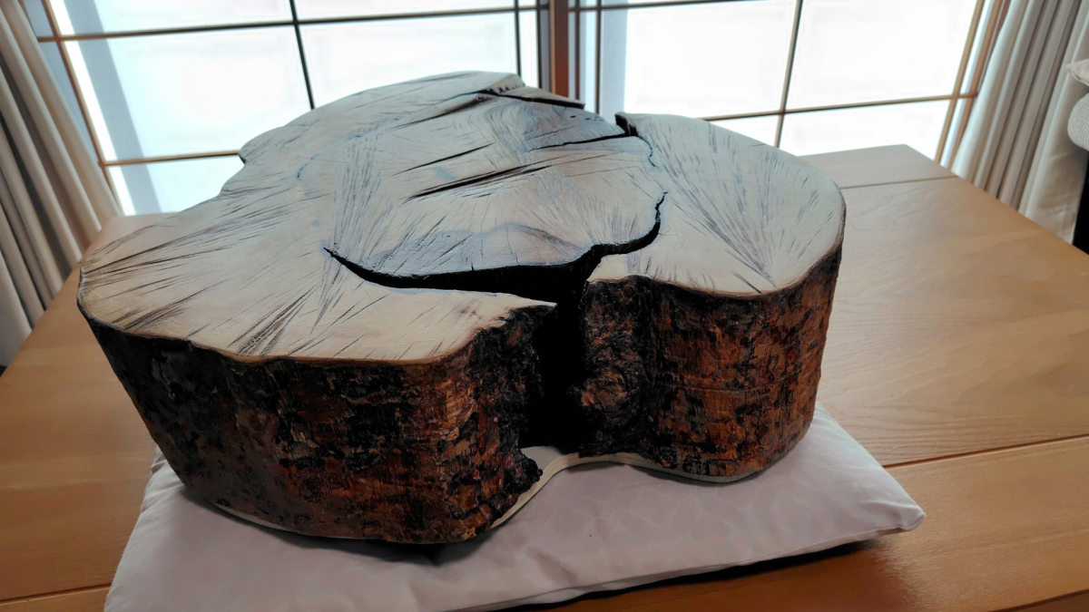 写真１【Ｅ様邸の家宝に】重さ約２０Ｋｇ　直径約６０ｃｍ　厚さ２０ｃｍ　離れに展示　 