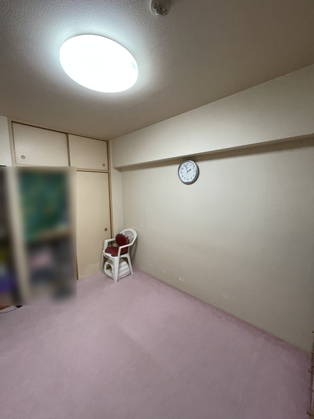 畳の上に滑り防止でカーペットを敷かれてました
