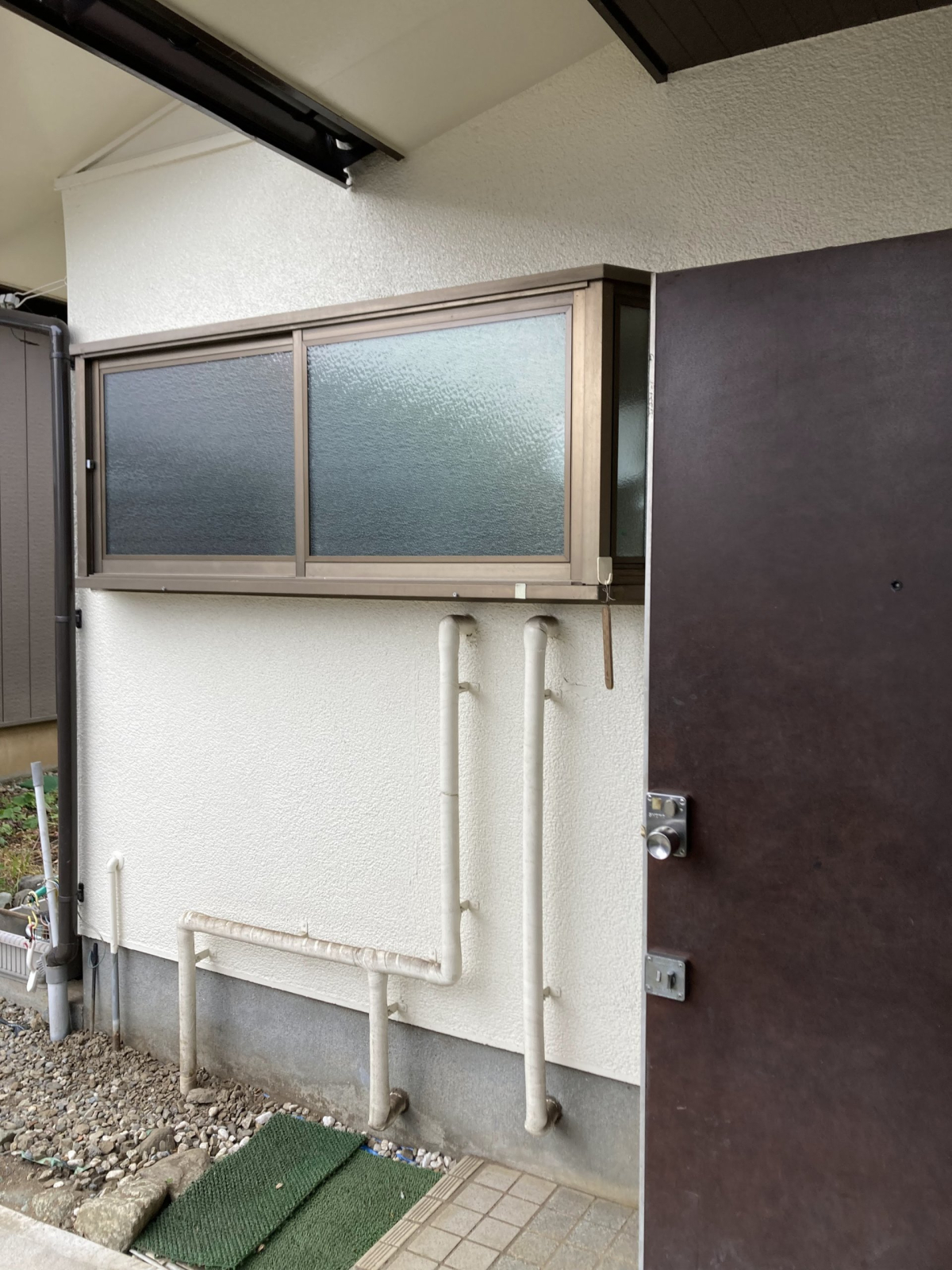 工事前のキッチン出窓　人が入れる大きさのガラス