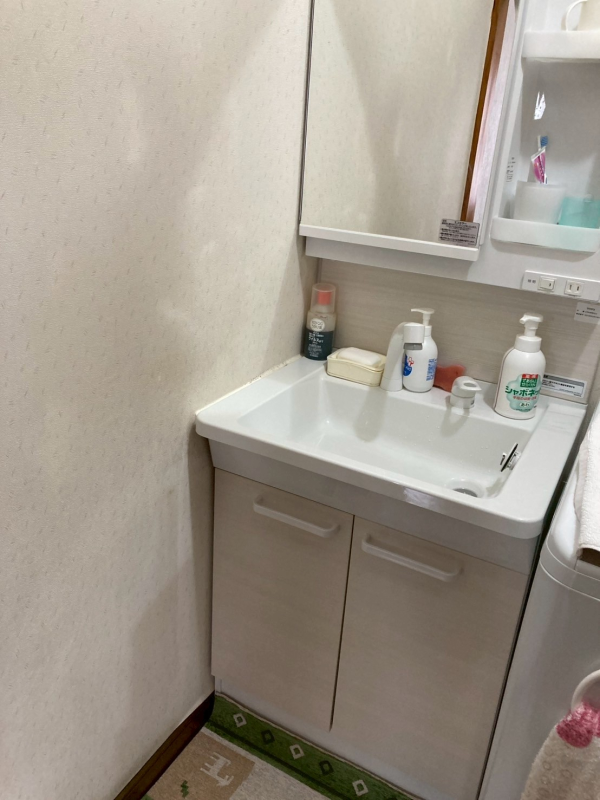 洗面化粧台側面の壁紙が黒ずんでいました