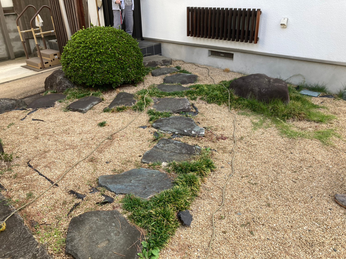 【工事前】下がり松門扉から家の玄関まで８ｍ　飛び石（苔あり）８個の通路