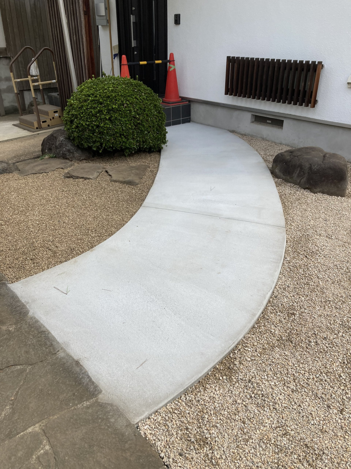 【工事後】幅１．２ｍ　ＧＬ合わせのコンクリ（滑り止めあり）