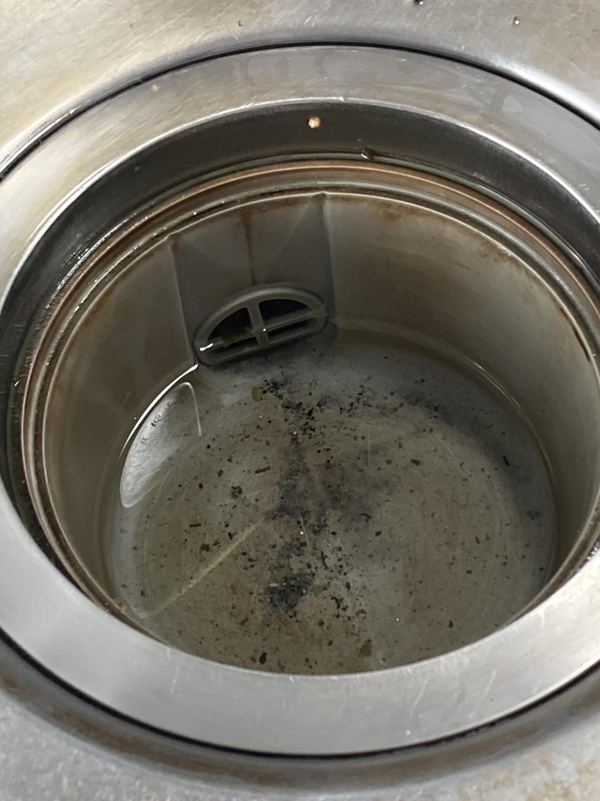 【対応後】排水口に　柔線を入れて　排水経路掃除　粉茶葉が逆排出された