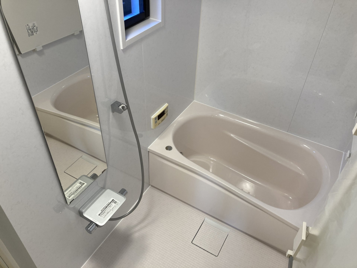 浴槽と床がピンク系で洗面台扉カラーと色わせコーディネート