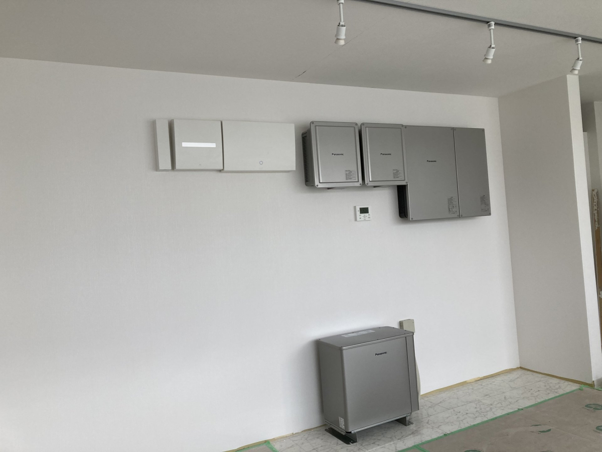 【内部の各設備群と蓄電池】３系統あり