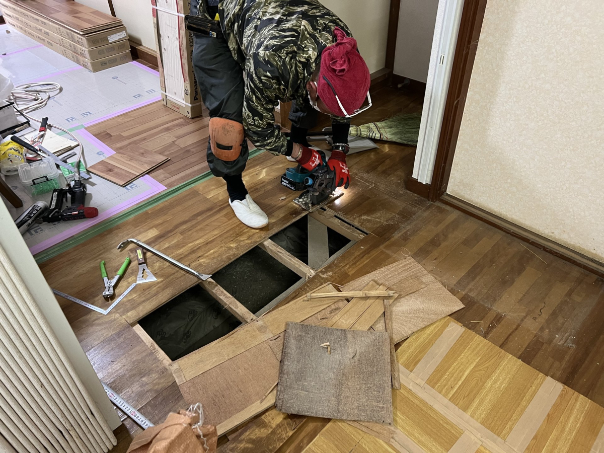 傷んだ床を丸鋸でカットして剥がしていきます。