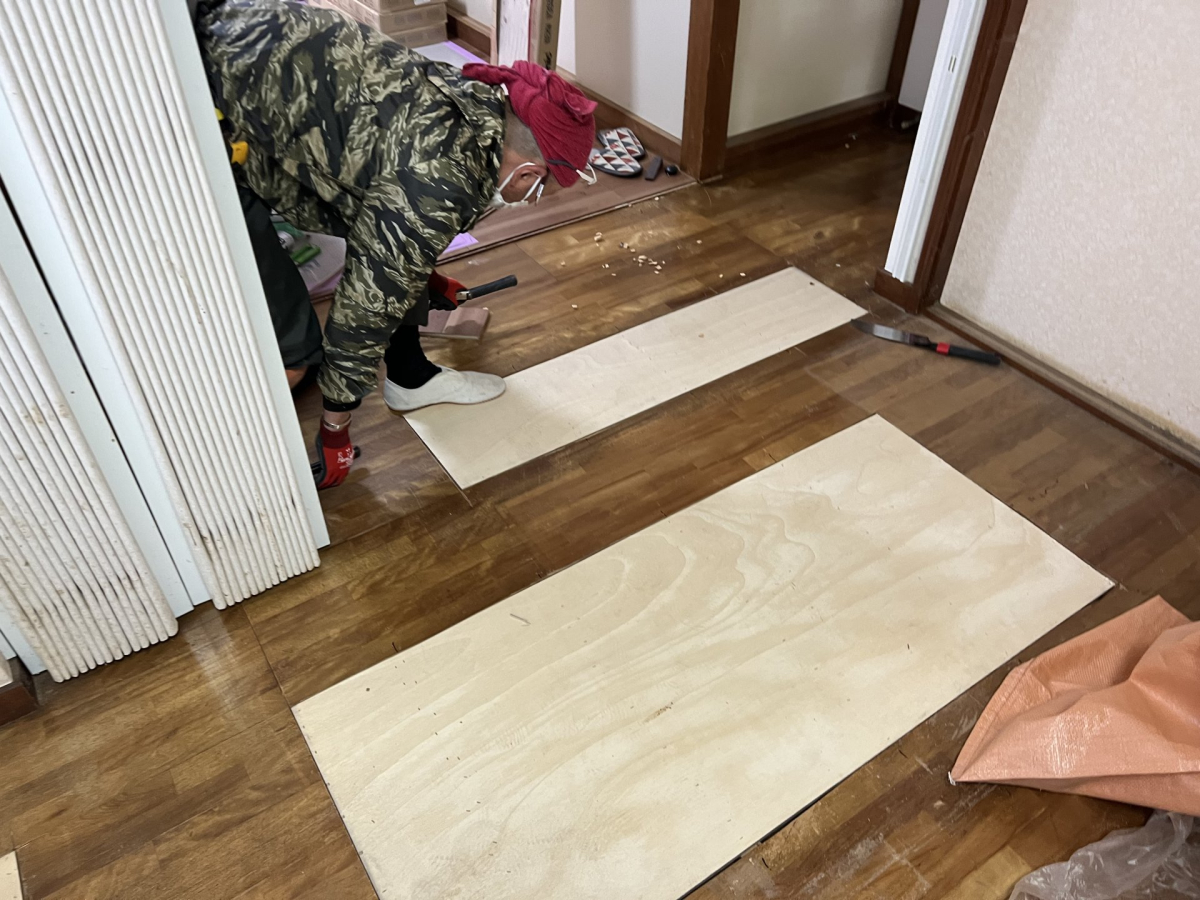 合板をはめ込み、ステープルガン+ボンドで固定致します。