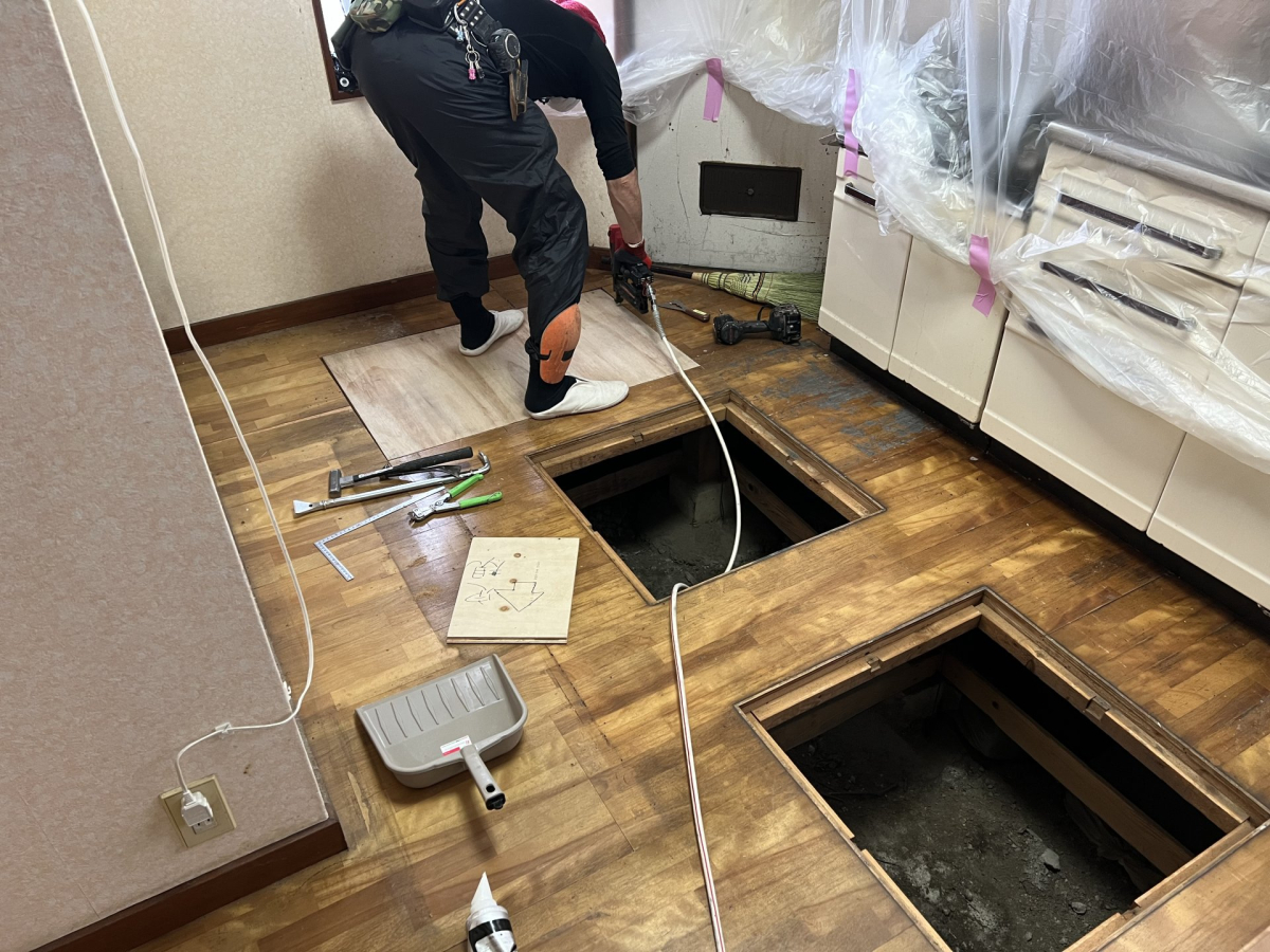 床下収納庫も新しく入れ替えます。