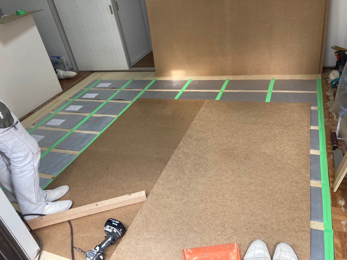 下地の合板を貼った後に床暖房シートを敷きます。