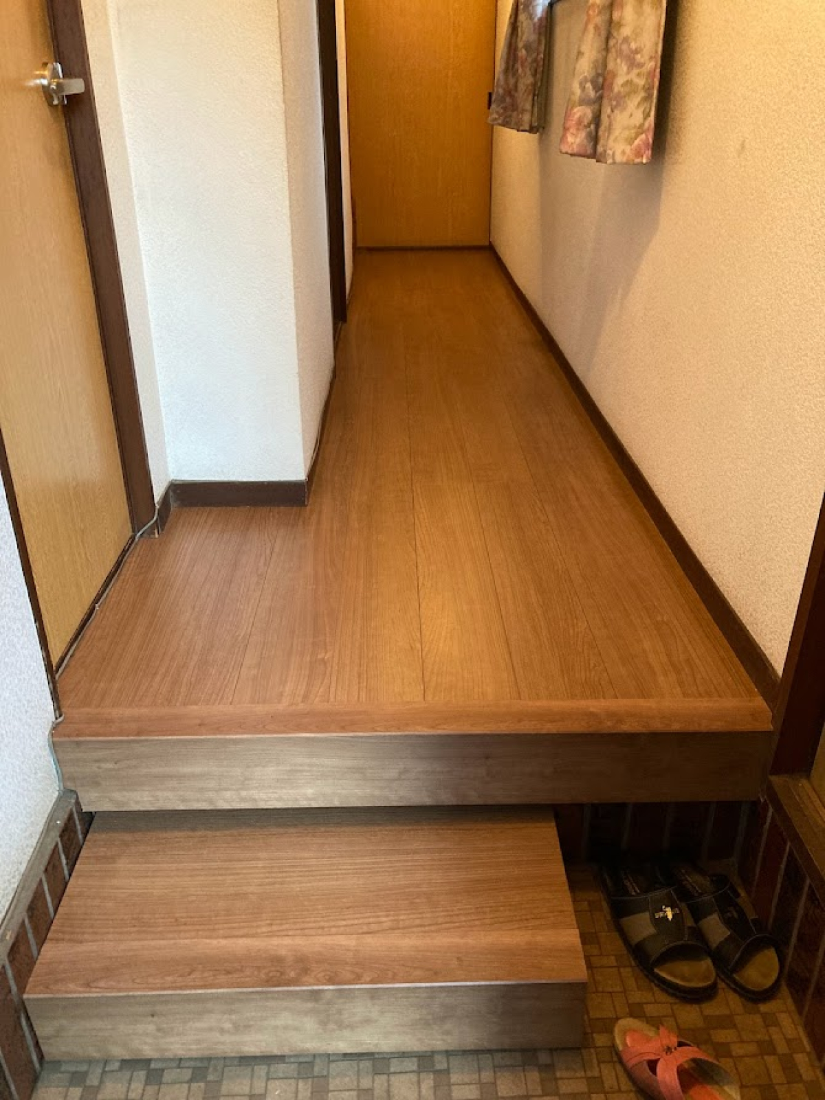 床を上貼りし２重になる事でよりしっかりし、断熱効果もあります。